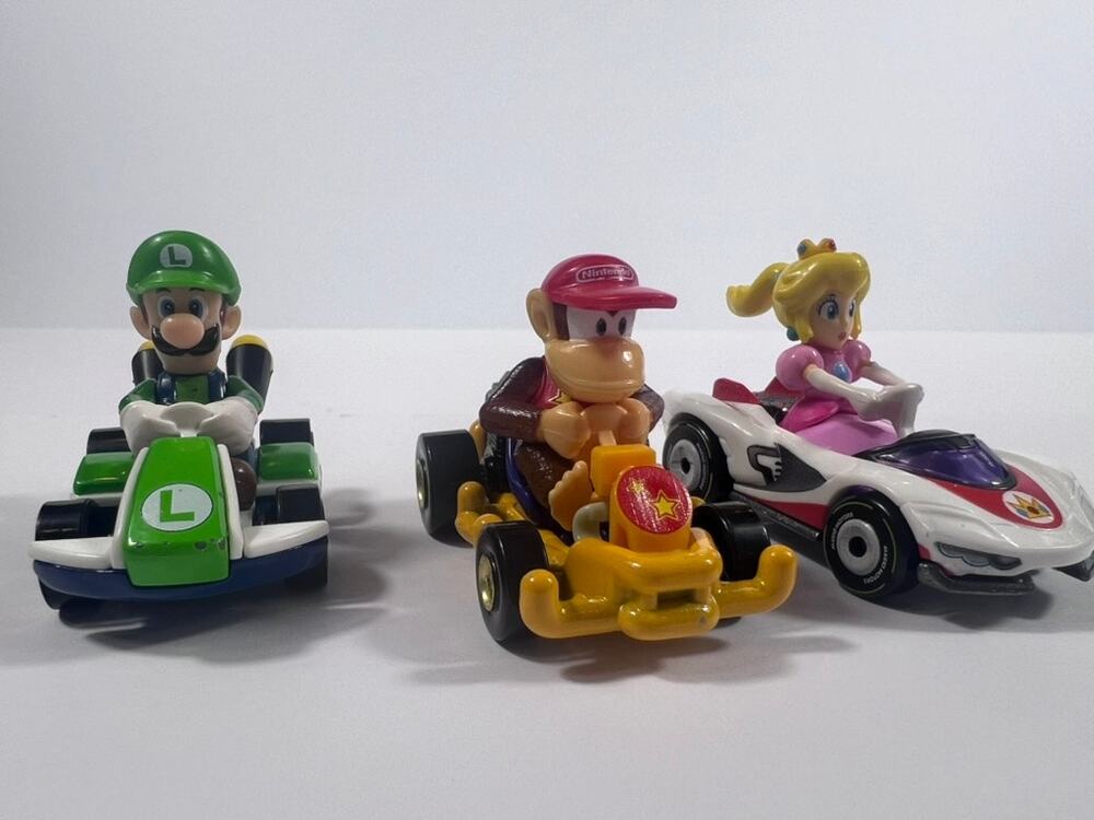Hot Wheels Mario Kart Lot - Luigi, Diddy Kong & Princess Peach Die-Cast Cars